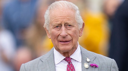 Károly király miatt aggódnak a rajongók: sétapálcával jelent meg egy hivatalos eseményen