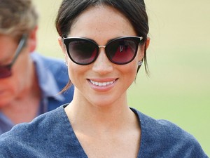 Most azonnal akarjuk Meghan Markle farmerruháját, annyira menő