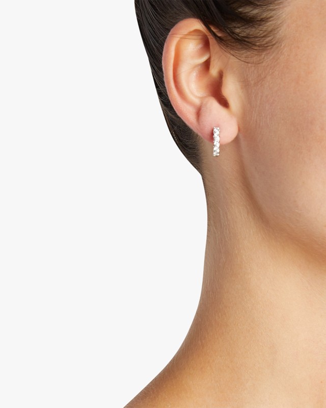 Roberto Coin fehérarany és gyémánt fülbevaló: kb. 670 ezer forint! (Olyan népszerű, hogy a cikk írása közben el is fogyott az összes. Hiába törted fel a perselyt, erről lemaradtál!)