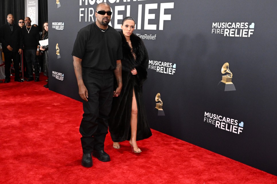 Kanye West legutóbb a Grammy-díjátadón botránkoztatta meg az embereket, miután meztelenül küldte a vörös szőnyegre feleségét