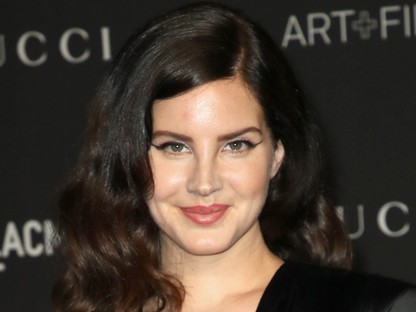 Lana del Rey egy gót istennő ebben a szerelésben