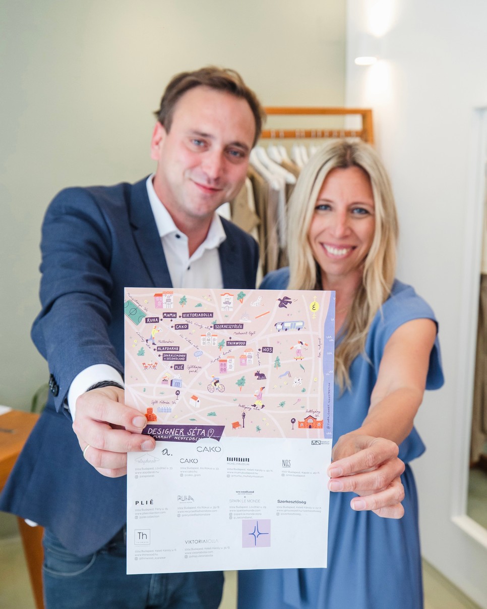 Cakó Kinga divattervező és Őrsi Gergely Budapest második kerületének polgármestere bemutatja a Designerséta térképét
