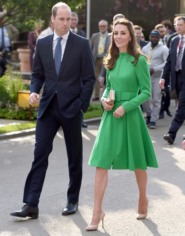 A zöld ruhához púderszínű kiegészítőket választott a hercegné