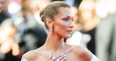 Bella Hadid meztelenfelsőben szabadította fel a melleit Cannes-ban, óriási feltűnést keltett