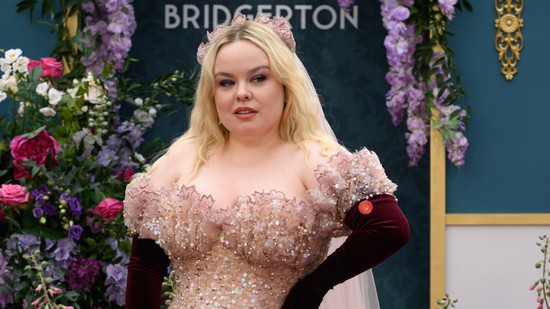 A Bridgerton sztárja, Nicola Coughlan élete legszebb ruhájában tündökölt