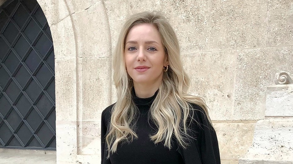 Ülő munkához Fuller Bianka bevállalja az extrább cipőket is