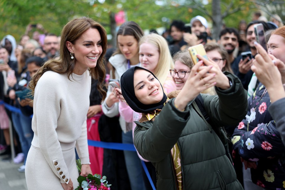 Egy rajongóval fotózkodik Katalin hercegné 2023 októberében, néhány hónappal azelőtt, hogy visszavonult volna a nyilvánosságtól