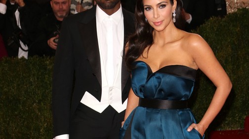 Kim Kardashian megpróbálta bevetni a Jolie-lábat