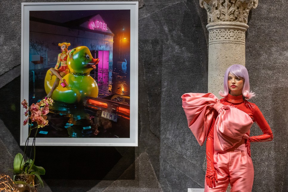 "Plastic Dreams" by Pol Kurucz kiállításmegnyitó a Hotel Clarkban (közreműködő: Kiss Márk divattervező)