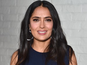 Salma Hayek meghagyta természetesen göndörnek a haját, és eszméletlen így