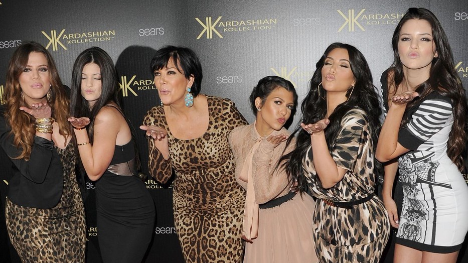 A Kardashian-nővérek és édesanyjuk, Kris Kardashian a Kardashian Kollection Launch Party-n 2011-ben. Balról: Khloe Kardasian, Kylie Jenner, Kris Kardashian, Kourtney Kardashian, Kim Kardashian és Kendall Jenner