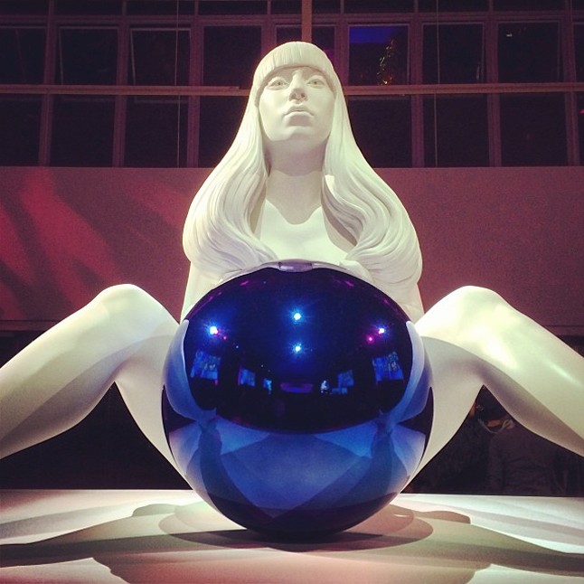 Gaga szobor Jeff Koons által.