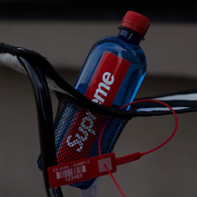 Külön campingfelszerelést gyártottak a drága cipőkért sorban álló tiniknek