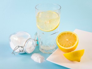 Árt vagy segít, ha citromos vizet iszol szódabikarbónával?