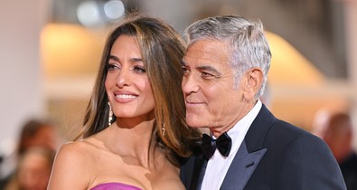 Amal Clooney csillogó miniruhában keltett óriási feltűnést, különleges darabba bújt George Clooney felesége