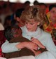 Ez a fotó az 1996-os pakisztáni látogatása során készült Diana hercegnéről, épp egy fiatal rákbeteget tart a karjában. 