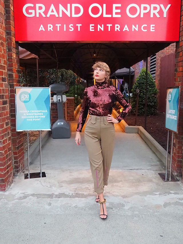 Taylor Swift saját maga sminkese, fodrásza és stylistja volt a country gálára