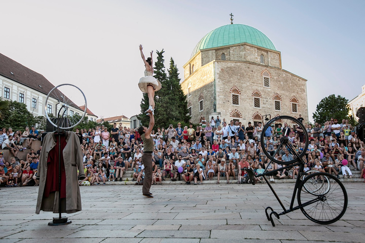 A Zsolnay Fényfesztivál elhozza a nyár legszínesebb pillanatait