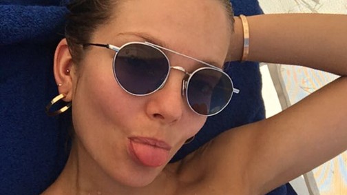 Mihalik Enikő meztelenül szelfizett