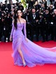 Demi Moore egy éteri, finoman áttetsző, lila színben pompázó  Gucci kreációban szántotta fel a cannes-i filmfesztivál vörös szőnyegét. 