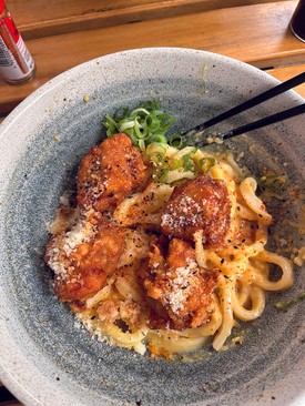 A Shodo Udon Lab nevű fúziós étteremben nem szabad kihagyni a Karage Carbonara-t
