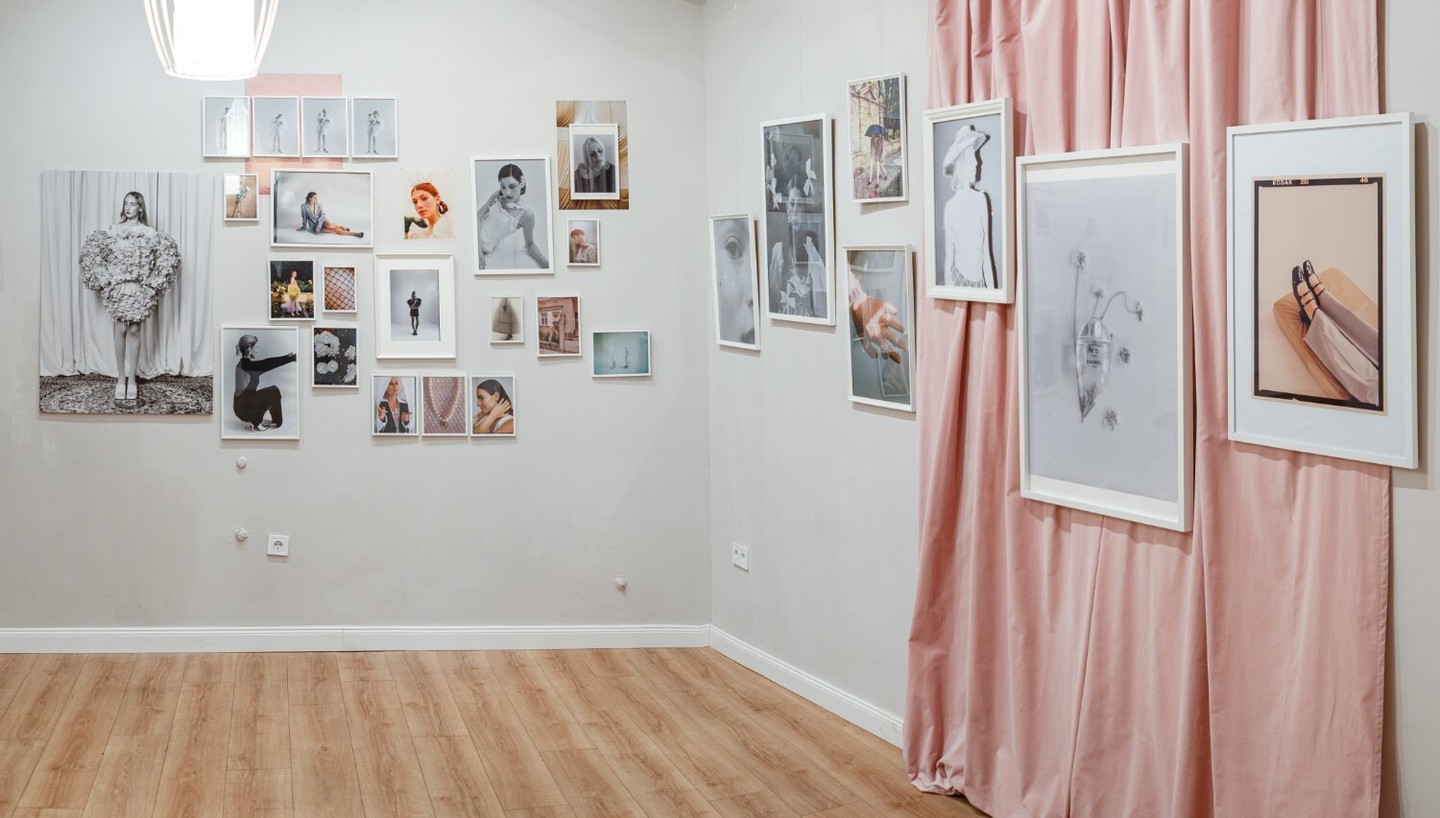 DIVAT.IKON.FOTÓ kiállítás a Képező Galériában