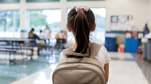 Erőteljes színdarab hívja fel a figyelmet arra, a gyermekkori zaklatás nem múlik el nyomtalanul