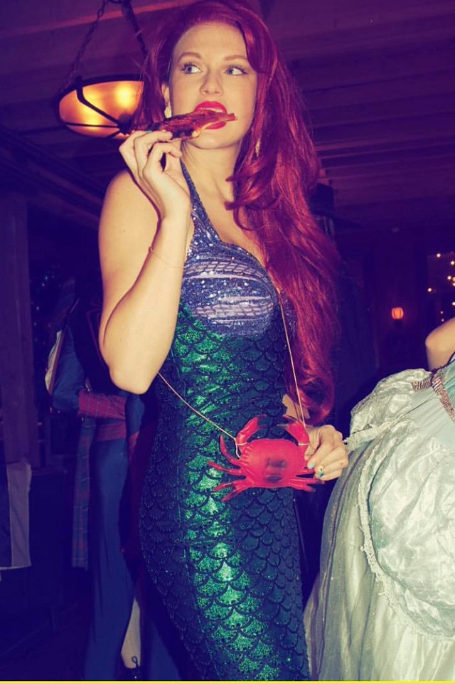 Taylor Swift Arielként ünnepelt az újévet Gigi Hadiddal és Blake Lively-val