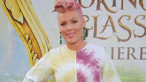 Pink gyermeket vár! És már ilyen nagy a pocakja