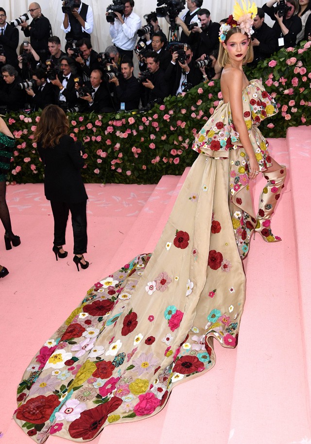 Josephine Skriver látványos Jonathan Simkhai darabban.