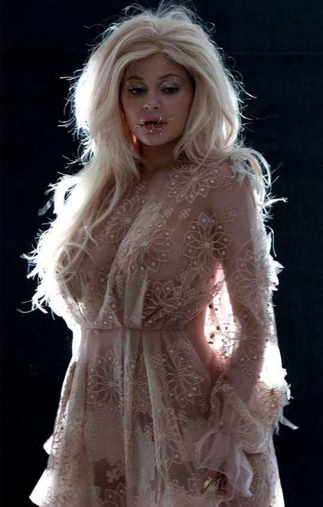 Kylie Jenner a Vmagazin fotózásán