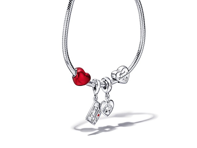 Ezüst karkötő és charmok PANDORA 19 500 Ft, 10 500-16 500 Ft