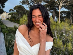 Dua Lipa pikáns szettjétől a lélegzeted is eláll, nem akármilyen darabot vállalt be a vörös szőnyegen