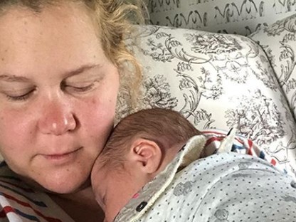 Ilyen újdonsült anyának lenni IGAZÁBÓL: Amy Schumer nem szépíti