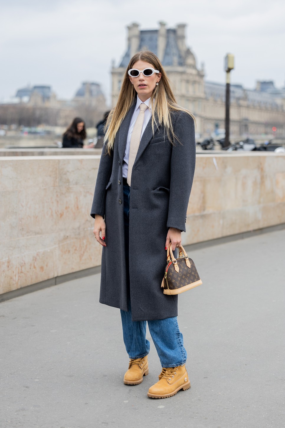 A bakancs még a nyakkendővel is jól megfér egy szettben