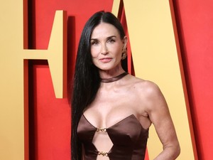 A 61 éves Demi Moore meztelenruhában pózol, lélegzetelállító fotósorozat készült róla