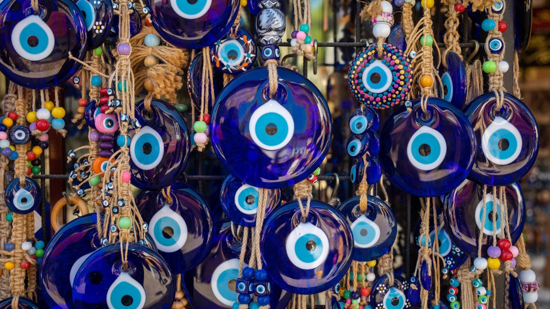 A védelmező szemet viselhetjük ékszerként, esetleg az autónkban, az otthonunkban is elhelyezhetjük