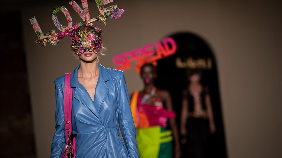 A kifutóról üzent a világnak Kerényi Virág - Látványos bemutatót láthatott a közönség a divathéten Budapesten