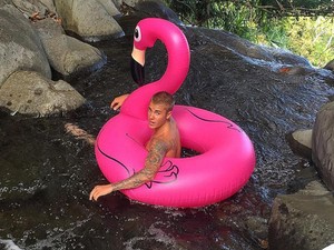 Justin Bieber is pucéran pancsikált! Mi van itt?