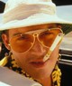  A Félelem és reszketés Las Vegasban című kultfilmben, Johnny Depp egy In the 1998 movie Fear and Loathing in Las Vegas, Johnny Depp  Ray-Ban RB 3138 Shooter szintén sárga lencsés aviátor stílusú modellt viselt, elég őrült hatást keltett benne.