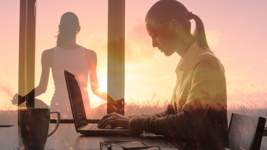 Odafegyelnek a munkahelyeden az állapotodra, arra, hogy ne legyél túlterhelt, hogy legyen időd kikapcsolódni? Támogató közeg vesz körül a munkád során, vagy állandóan hadakoznod kell, hogy el tudd végezni a munkád? Érdemes átgondolnod a munkahelyedet a mentális egészséged megőrzésének szempontjából is!