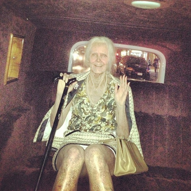 Heidi Klum minden évben nagyon kitesz magáért Halloweenkor. Exférjével, Seallel ez volt a kedvenc ünnepük és mindig nagyon extrém párosításokban mutatkoztak. Idén sem adott alá a modell, öreg asszonynak öltözött.