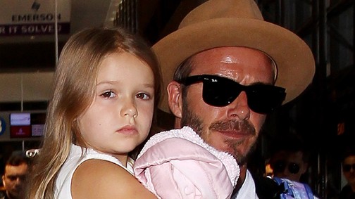 Victoria Beckham szájon csókolta a lányát, és ebből botrány lett