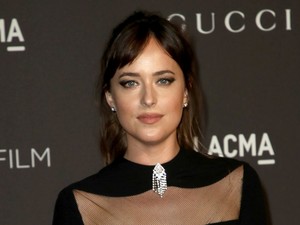 Dakota Johnson feketében is ragyog