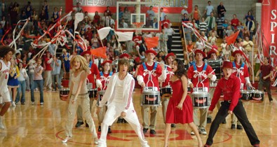 Vanessa Hudgens és Ashley Tisdale rekreálta a High School Musical ikonikus táncát