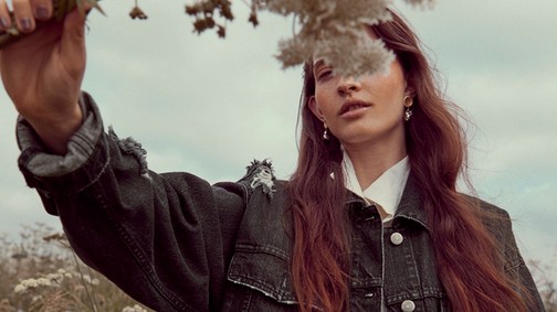 A szezon favoritja a farmer: inspirációk, hogy stílusosan viseld ősszel is