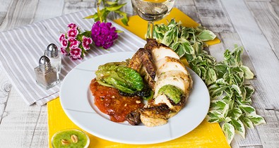 Tökéletes ízharmónia: Vasalt csirke grillezett római salátával és paradicsommal, petrezselymes pestoval