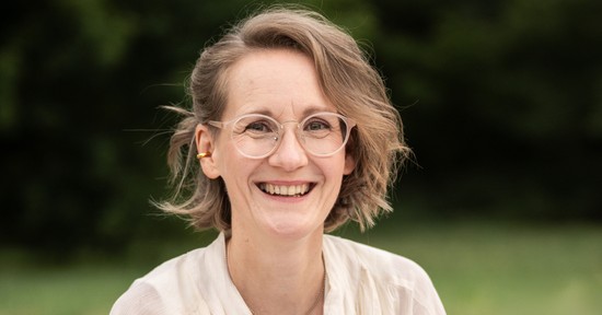 A magyar iparművész, aki japán fababák faragásával lett nemzetközi szinten híres 