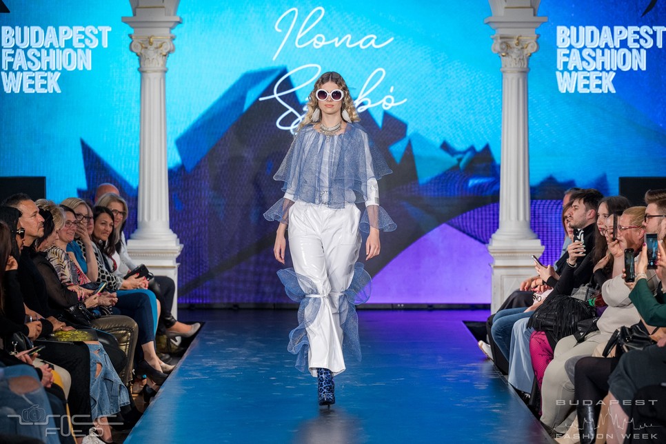 Az Ilona Szabo márka kollekciójának egy modellje a Budapest Fashion Week-en