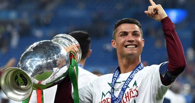 Cristiano Ronaldo saját alsónadrágot dob piacra, kockás hasú Herkulesként feszít is benne